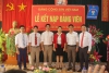 Đ/c Trần Huy Hoàng – Bí thư chi bộ chụp ảnh cùng 5 đ/c đảng viên mới