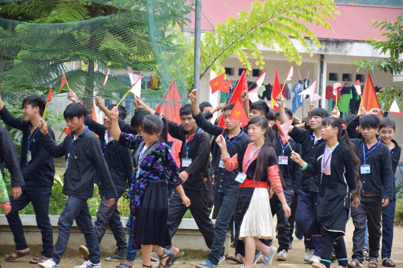 Những học sinh đủ mọi dân tộc huyện Tủa Chùa cùng đoàn kết cố gắng học tập