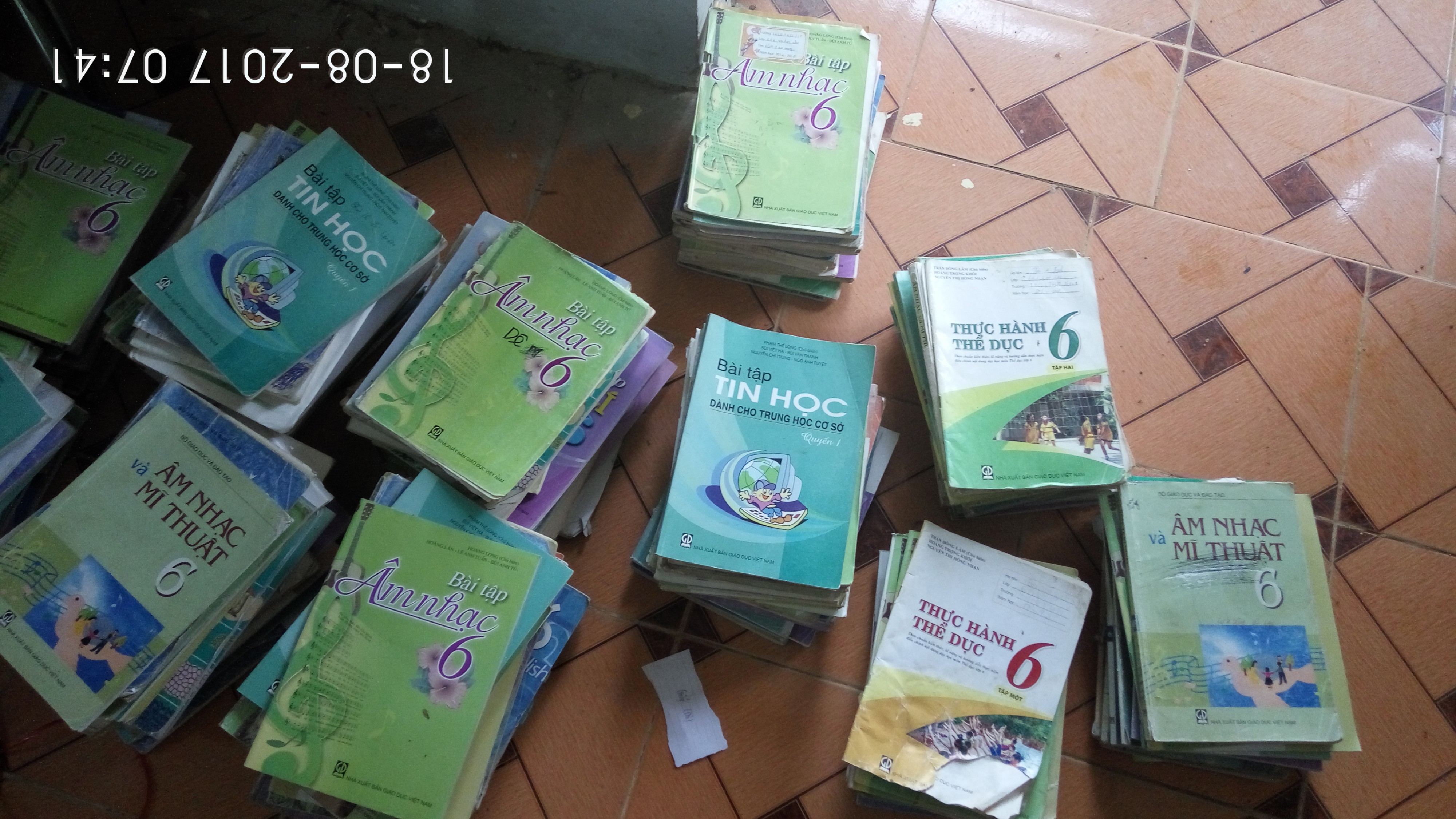 Sách giáo khoa được chuẩn bị sẵn sàng cho những em học sinh hộ nghèo 2