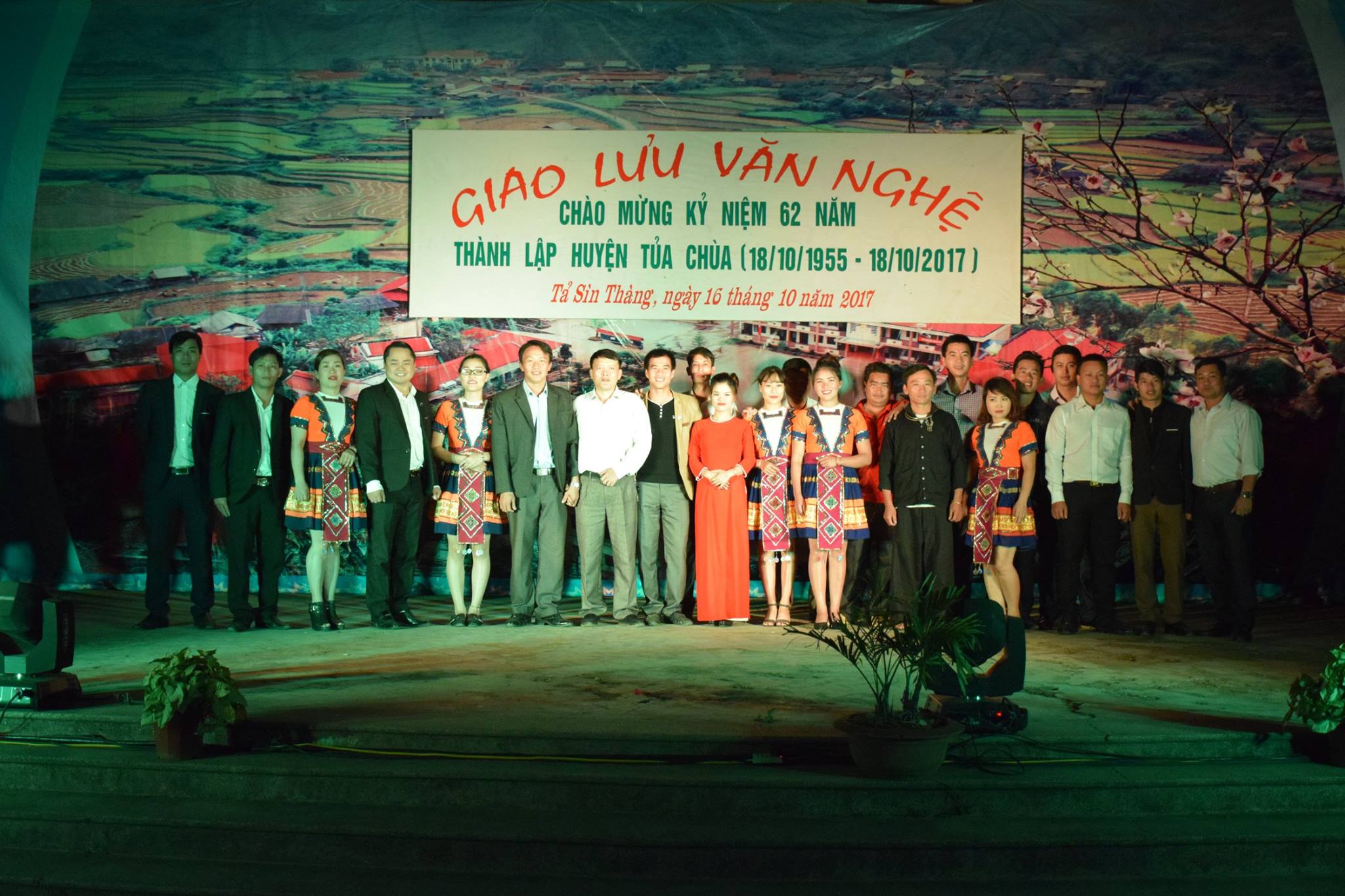 Lãnh đạo Phòng VHTT huyện, lãnh đạo Xã cùng các diễn viên chụp ảnh lưu niệm với đơn vị trường THCS&THPT Tả Sìn Thàng